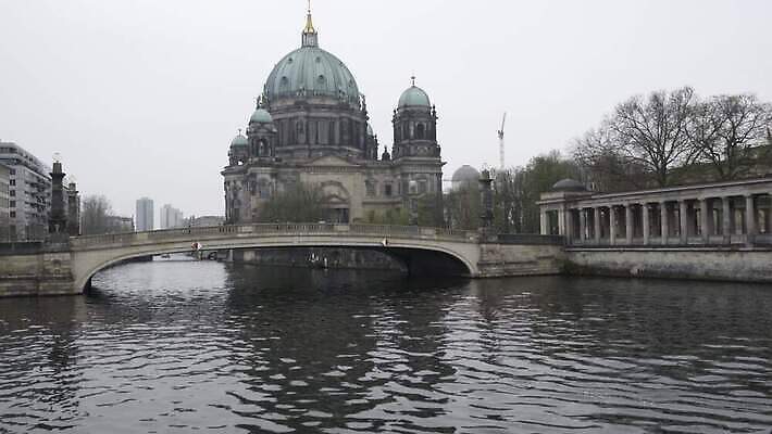 유럽 종교 섬 여행 건축양식 독일 항해 사람없음 건물 물 강 도시풍경 반사 성당 교회 탑 텔레비전 도시 보트 미술관 야간 박물관 베를린 동쪽 통과 랜드마크 수도권 옛날 전국 4K MOV 해외동영상 클립영상 자연요소 건축물 건축 나라 배_교통 종교건축 풍경 전자제품 방향 지역 동영상 파일형식