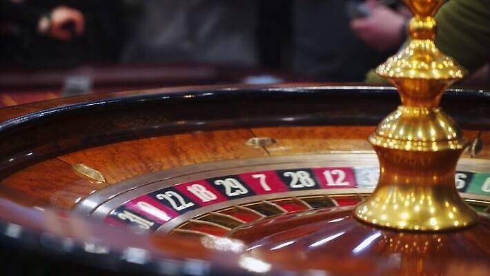 라이프스타일 이동 돈 공 모션 놀이 탁자 성공 사람없음 빨간색 숫자 게임 우승 바퀴 행운 재산 고급 도박 위험 카지노 기회 룰렛 중독 영 돌리기 라스베가스 승자 잭팟 플레이어 4K MOV 해외동영상 클립영상 문자 컬러 가구 컨셉 생활 금융 최고 동영상 파일형식