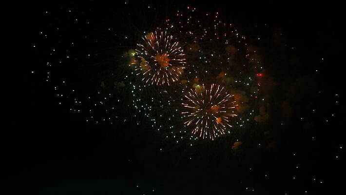 기념일 행복 컬러 백그라운드 하늘 불 추상 휴가 불꽃 새로움 기념 폭죽 불꽃놀이 이벤트 사람없음 장식 빨간색 빛 컬러풀 노란색 파티 검은색 축제 어둠 흰색 축하 생일 4 황금 야간 저녁 폭발 12월 연도 쇼 7월 독립 4K MOV 해외동영상 클립영상 자연요소 감정 컨셉 무늬 놀이 숫자 날짜 동영상 파일형식