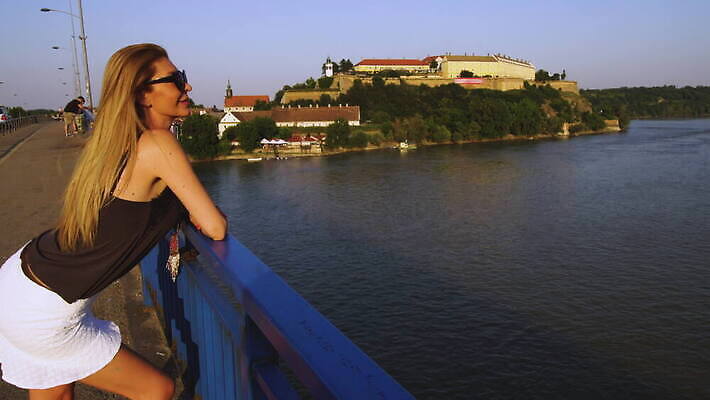 모델 1 라이프스타일 여자 도로 신발 휴식 거리 건강 한명 사람 성인 야외 강 치마 태양 섹시 맑음 시골 도시 화려 우아함 날씬함 타운 단계 다뉴브강 세르비아 혼자 4K MOV 해외동영상 클립영상 자연요소 길 컨셉 교통시설 하의 날씨 생활 몸매 동영상 파일형식