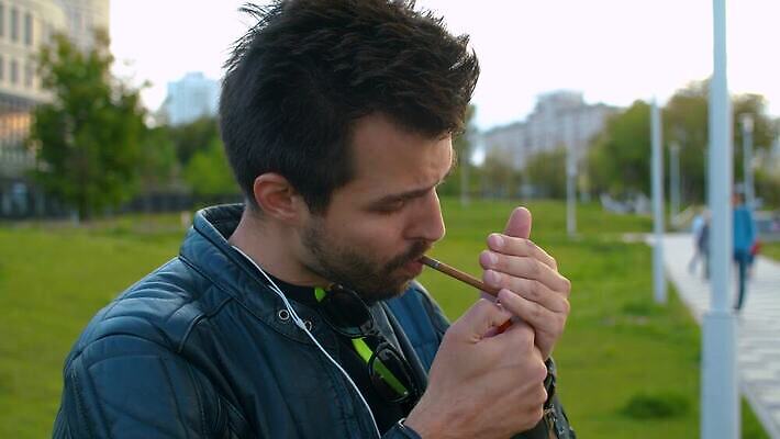 백인 라이프스타일 응시 공원 남자 감정 얼굴 생각 흡연 담배 대화 한명 사람 성인 야외 여름 분노 도시 찡그림 닫기 저녁 만족 중독 니코틴 심각 진짜 해로움 흡연자 4K MOV 해외동영상 클립영상 서양인 1 시선 계절 공공시설 컨셉 모션 표정 말하기 생활 신체부위 야간 동영상 파일형식