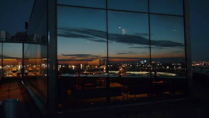 창문 유리 비행기 사람없음 건물 반사 카페 도시 공항 야간 저녁 4K MOV 해외동영상 클립영상 자연요소 건축물 항공교통 교통시설 재질 대중교통 상점 동영상 파일형식