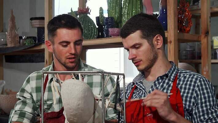 직업 전통 남자 문화 조각 지도 인터넷 사업가 성공 창조 미술 취미 두명 학습 교사 업무 도움 도자기 가르침 작업실 제조 냄비 연결 공예 예술가 점토 온라인 수공예 도예가 조각가 핸드메이드 헬프 4K MOV 해외동영상 클립영상 교육 컨셉 문화예술 사람 작업 솥 동영상 파일형식