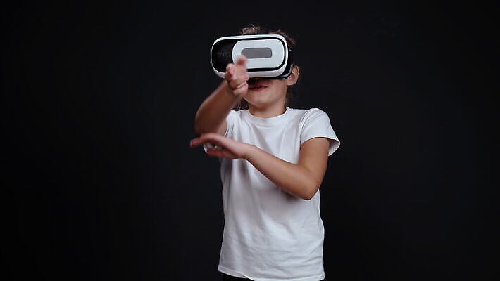 응시 감정 안경 어린이 백그라운드 학교 놀이 미래 고글 기술 실내 관리 한명 사람 10대 3D 디지털 헤드폰 놀람 장비 게임 흰색 사이버 비전 동영상 혁명 고립 가상 가상현실 현실 4K MOV 해외동영상 클립영상 1 시선 잡화 교육 컬러 음향기기 컨셉 청소년 표정 내부 디지털합성 파일형식