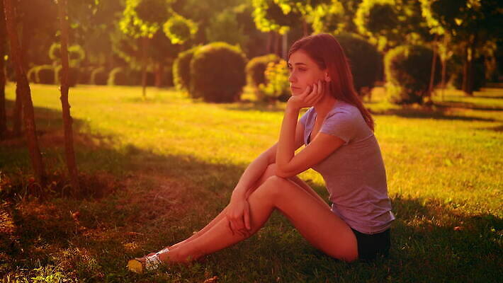 백인 학생 공원 여자 감정 컬러 생각 반바지 자연 거리 한명 사람 앉기 풍경 잔디 야외 초록색 여름 청춘 컬러풀 햇빛 슬픔 도시 날씬함 개성 독립 배려 우울감 힙스터 밀레니얼 4K MOV 해외동영상 클립영상 서양인 식물 1 계절 공공시설 패션 컨셉 바지 모션 경제 태양 몸매 생태계 동영상 파일형식