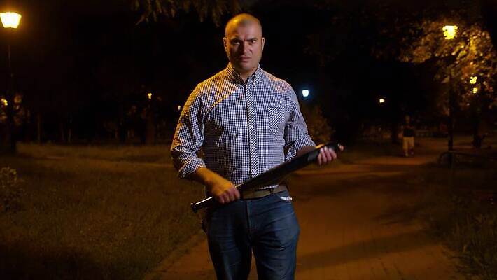 백인 공원 남자 무기 전등 한명 사람 힘 야구 분노 잡기 도시 폭력 범죄 야간 위험 공격 무서움 충돌 위협 싸움 박쥐 나쁜 압력 폭행 호러 4K MOV 해외동영상 클립영상 자연요소 서양인 1 공공시설 감정 컨셉 포유류 모션 조명 구기 사회이슈 공포 동영상 파일형식