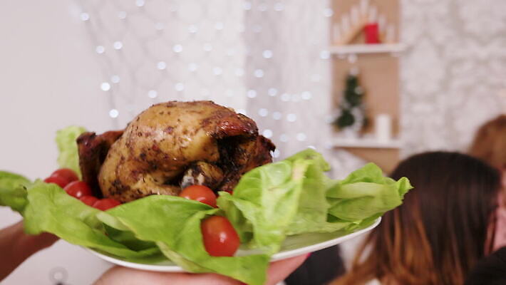 전통 접시 계절 어린이 음식 조각 크리스마스 가족 유리 휴가 쟁반 육류 선물 요리 사람없음 장식 상자 축제 식사 저녁식사 샐러드 축하 그룹 칼 닫기 자르기 레드와인 굽기 먹기 허브 유기농 목각 칠면조 스터핑 맛있는 4K MOV 해외동영상 클립영상 식물 식기 웰빙 기념일 컨셉 식재료 관계 모션 재질 조류 사람 와인 구이 동영상 파일형식