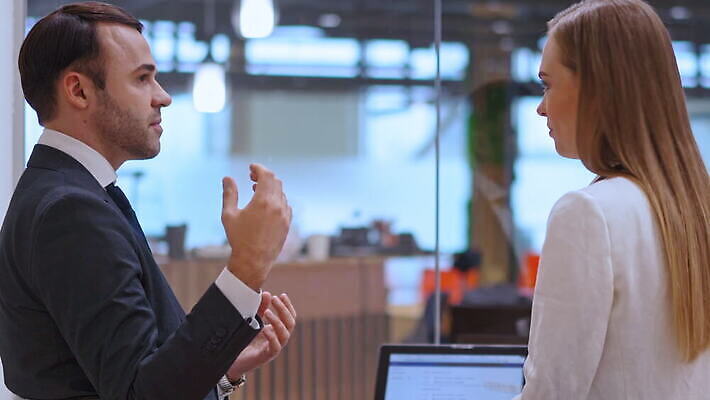 백인 직업 여자 남자 행복 인터넷 회사 비즈니스 통신 성공 회의 노동자 아이디어 실내 대화 사람 성인 두명 금융 컴퓨터 글로벌 사무실 정보 업무 비즈니스맨 비즈니스우먼 네트워크 그룹 토론 책상 동료 개발 경영 마케팅 프로젝트 콜라보레이션 치프 브레인스토밍 4K MOV 해외동영상 클립영상 서양인 감정 가구 컨셉 관계 말하기 내부 경제 전자제품 작업 직장인 동영상 파일형식