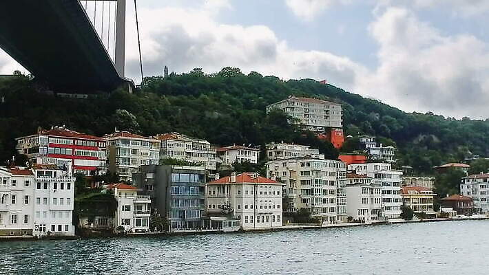 유럽 아시아 바다 건축양식 교통시설 자연 하늘 주택 이스탄불 풍경 사람없음 야외 건물 물 여름 도시풍경 탑 도시 보트 역사 크루즈 대륙 동쪽 칠면조 랜드마크 보스포루스 콘스탄티노플 MOV 튀르키예 해외동영상 클립영상 자연요소 건축물 계절 건축 나라 교통 조류 배 방향 시설 생태계 동영상 선박 파일형식