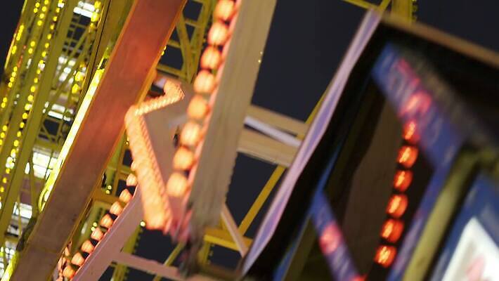 디자인 공원 산업 컬러 여행 백그라운드 패턴 건축양식 휴가 독일 실내 미술 사람없음 야외 파란색 빛 컬러풀 여행객 금속 산책로 관찰 도시 바 바퀴 원형 승차 야간 철 심볼 네온 회전목마 동영상 철강 함부르크 4K MOV 해외동영상 클립영상 자연요소 도형 공공시설 건축 유럽 길 무늬 모션 재질 문화예술 사람 내부 놀이기구 파일형식