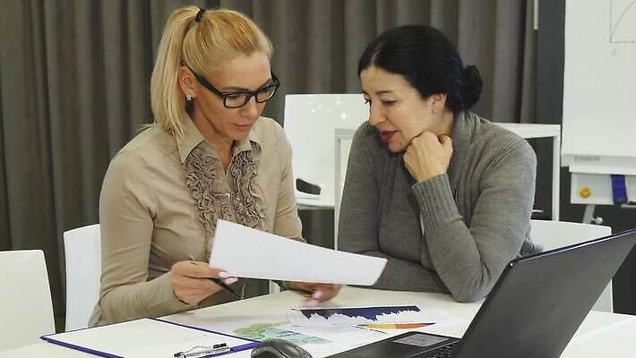 직업 라이프스타일 여자 인터넷 비즈니스 사업가 통신 아이디어 기술 창조 두명 컴퓨터 사무실 업무 비즈니스우먼 체험 네트워크 그룹 계획 상담원 토론 분석 컨설턴트 상담 경영자 격려 온라인 전자상거래 개발 경영 프리랜서 4K MOV 해외동영상 클립영상 감정 컨셉 모션 사람 생활 전자제품 작업 직장인 사무원 전문직 리더 동영상 파일형식