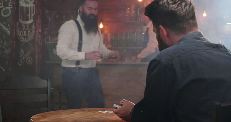 백인 라이프스타일 남자 통신 놀이 탁자 주택 함께함 실내 앉기 취미 친구 경쟁 우정 기쁨 도전 게임 잡기 바 신용카드 그룹 도박 연기 집중 버번 옛날 위스키 4K MOV 해외동영상 클립영상 서양인 감정 가구 컨셉 관계 모션 주류 사람 내부 건물 생활 금융 동영상 파일형식