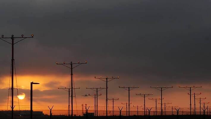 구름 실루엣 산업 여행 교통시설 하늘 휴가 비행기 항해 사람없음 공중 미국 어둠 일몰 새벽 화물 공항 탈출 고도 도착 항공 출발 캘리포니아 제트기 승객 포트 천국 로스앤젤레스 대패 착륙 4K MP4 해외동영상 클립영상 자연요소 교통 컨셉 북아메리카 배_교통 항공교통 대중교통 촬영기법 노을 운송업 시설 동영상 파일형식