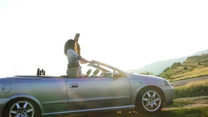 라이프스타일 커플 여자 행복 도로 여행 자동차 휴가 갈색머리 사람 야외 친구 햇빛 태양 파티 일몰 기쁨 꿈 운전 운전사 고급 오픈카 자동 4K MP4 해외동영상 클립영상 자연요소 직업 헤어스타일 감정 길 육상교통 컨셉 관계 교통시설 모션 승용차 이벤트 생활 노을 동영상 파일형식