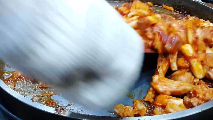 라이프스타일 그릇 음식 고추 주방용품 서브 한국 실내 마늘 육류 요리 사람없음 빨간색 식사 치킨 튀김 신선 뜨거움 양념 연기 그릴 수증기 난로 양배추 브런치 후추 생강 남쪽 점심식사 끓이기 단백질 절임 4K MOV 해외동영상 클립영상 식기 아시아 컬러 생활용품 채소 식재료 모션 내부 생활 난방기 방향 향신료 동영상 닭고기요리 영양소 파일형식