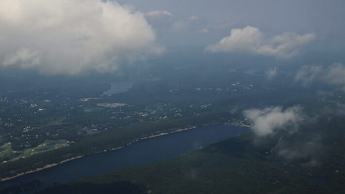 나무 구름 도로 여행 밭 농업 자연 하늘 휴가 비행기 주택 안테나 파노라마 풍경 초원 사람없음 야외 초록색 여름 파란색 농장 마을 환경 맑음 시골 숲 땅 언덕 환경보전 장면 타운 이웃 내추럴 항공촬영 조감도 수평선 4K MOV 해외동영상 클립영상 자연요소 식물 계절 산업 길 뷰포인트 컬러 통신 항공교통 교통시설 날씨 대중교통 촬영기법 건물 도시 사회이슈 생태계 동영상 파일형식