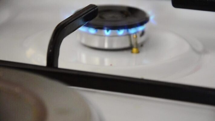 백그라운드 불 불꽃 주택 따뜻함 요리 사람없음 파란색 빛 주방 검은색 힘 기계 장비 가전제품 에너지 레인지 뜨거움 닫기 오븐 위험 난로 버너 연료 가스 내추럴 광 화상 MOV 해외동영상 클립영상 자연요소 컬러 컨셉 모션 건물 상처 난방기 동영상 파일형식