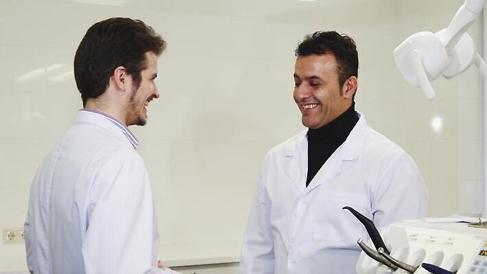 직업 유니폼 통신 성공 노동자 악수 건강 치과 병원 사람 두명 치료 약 장비 의사 축하 업무 체험 입 치아 동료 치과의사 틀니 순서 돌봄 보철 위생관리 치아교정 살균 4K MOV 해외동영상 클립영상 옷 컨셉 의학 관계 모션 관리 손짓 신체부위 의료진 작업 소화기관 교정 동영상 파일형식