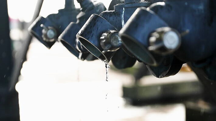 영국 잉글랜드 사람없음 야외 물 금속 젖음 물방울 스프레이 결석 MOV 해외동영상 클립영상 자연요소 유럽 재질 동영상 파일형식