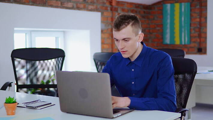 직업 라이프스타일 행복 감정 비즈니스 상상 성공 노동자 아이디어 실내 한명 사람 앉기 노트북 컴퓨터 사무실 디지털 업무 비즈니스맨 행운 스마트 만족 해결 지능 표현성 4K MOV 해외동영상 클립영상 1 남자 컨셉 모션 내부 생활 전자제품 작업 직장인 동영상 파일형식