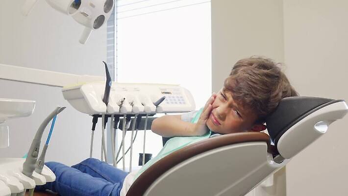 직업 남자 어린이 의자 건강 치과 병원 피곤 한명 소년 치료 약 건강관리 귀여움 장비 환자 도구 입 구멍 치아 불안 부식 치과의사 공포 돌봄 위생관리 치통 해로움 4K 구강학 MOV 해외동영상 클립영상 1 감정 가구 컨셉 의학 모션 관리 사람 신체부위 의사 소화기관 질병 동영상 파일형식