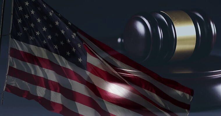 물결 탁자 사람없음 목재 평화 금속 미국 자유 깃발 범죄 성조기 망치 회전 법 시스템 의사봉 질서 공정 정직 나쁜 부정부패 불법 윤리 잘못 정부 제어 천진난만 평등 4K MOV 해외동영상 클립영상 나무 가구 컨셉 북아메리카 재료 재질 공구 예절 국기 동영상 파일형식