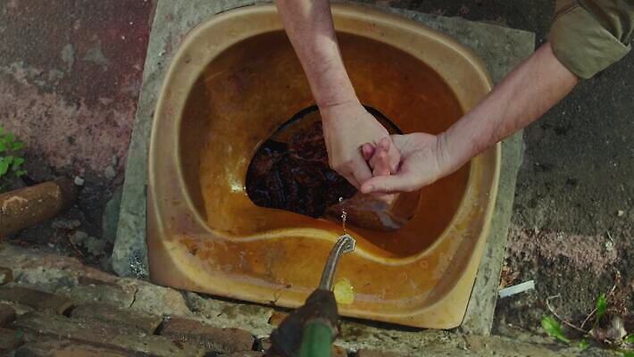 거리 돌담 한명 사람 야외 물 청결 추위 코트 좌절 닫기 씻기 가난 청소 버리기 리빙 거지 구걸 노숙자 위생관리 헬프 4K MP4 해외동영상 클립영상 자연요소 1 감정 컨셉 모션 관리 담장 외투 돌_바위 도움 위생 동영상 파일형식