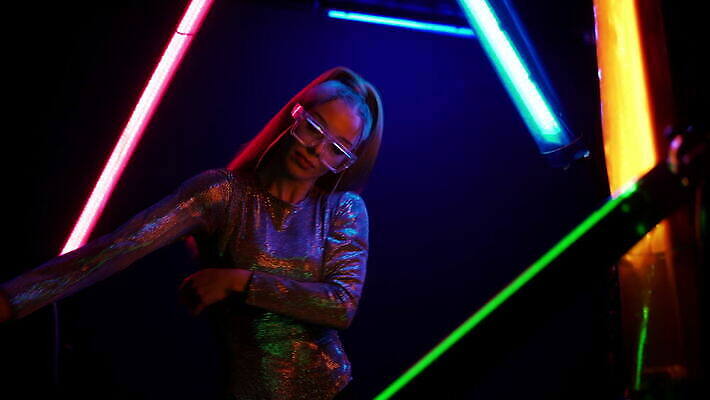 모델 직업 라이프스타일 여자 행복 얼굴 음악 분홍색 백그라운드 모션 휴가 실내 미술 한명 사람 성인 파란색 빛 컬러풀 파티 유행 보라색 검은색 어둠 공연 댄서 춤 야간 클럽 디스코 네온 느림 스타일 4K MOV 해외동영상 슬로모션 클립영상 자연요소 1 감정 컬러 문화예술 촬영기법 이벤트 내부 생활 신체부위 동영상 파일형식