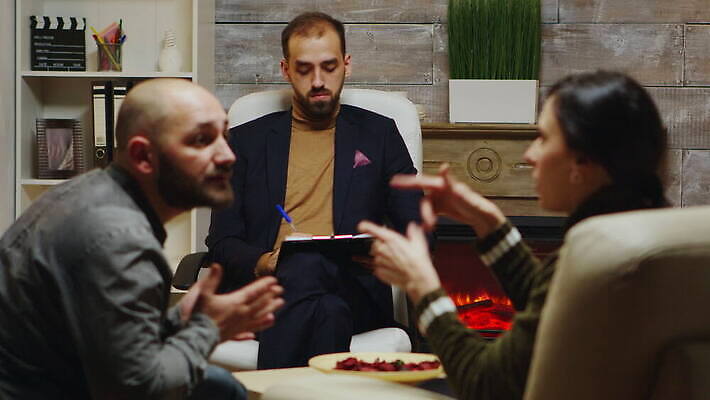 직업 커플 결혼 가족 관계 결혼식 남편 스트레스 건강 대화 사람 앉기 성인 외침 모임 환자 의사 분노 아내 폭력 충돌 분석 상담 싸움 문제 해결 위기 이혼 정신과의사 조언 치료사 트러블 헬프 심리치료 4K MOV 해외동영상 클립영상 감정 컨셉 의학 모션 말하기 이벤트 치료 소리 의료진 도움 사회이슈 동영상 심리 파일형식