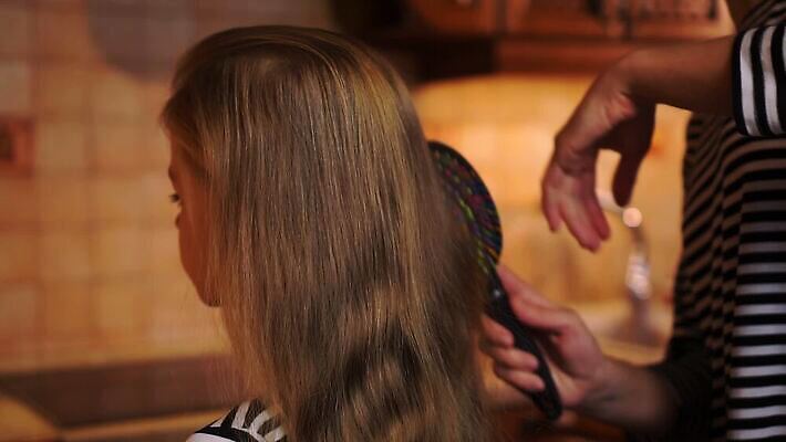 드레스 여자 딸 행복 어린이 가족 관계 엄마 주택 함께함 한명 미소 성인 목재 부모 컬러풀 금발 머리 주방 줄무늬 기쁨 방 붓 머리빗 잠 편안함 조심 고립 돌봄 타격 텅스텐 장식술 MP4 해외동영상 클립영상 나무 1 헤어스타일 옷 감정 컬러 컨셉 무늬 재료 모션 표정 사람 건물 신체부위 장식 미용용품 감각 원소 동영상 파일형식