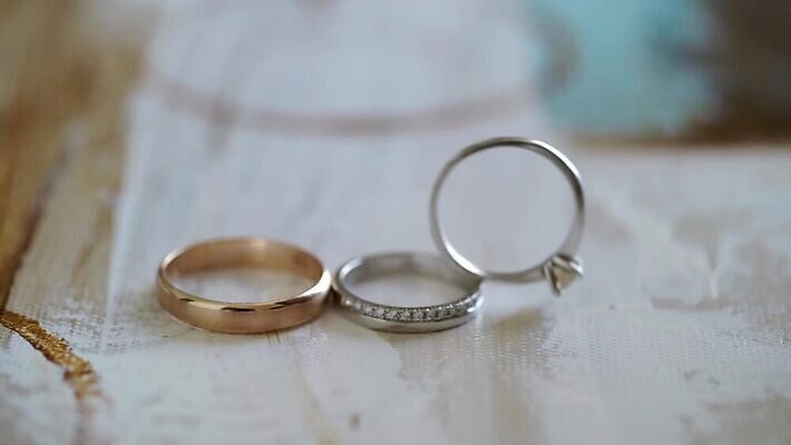 전통 커플 기념일 결혼 2 장신구 결혼식 남편 함께함 선물 사랑 사람없음 빛 금속 흰색 축하 반지 아내 쌍 황금 고급 닫기 은색 보석 심볼 오브젝트 다이아몬드 약혼 고립 백금 제안 MOV 해외동영상 클립영상 감정 컬러 컨셉 관계 모션 재질 이벤트 광석 약속 동영상 파일형식