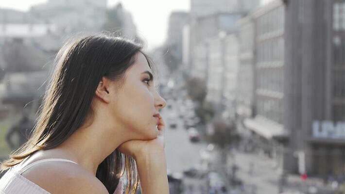 라이프스타일 여자 감정 결혼식 거리 스트레스 피곤 한명 사람 성인 야외 금발 슬픔 표현 도시 좌절 고독 고장 불안 명상 고민 싱글 문제 붕괴 긴장 부정적 우울증 위기 혼자 4K MOV 해외동영상 클립영상 1 헤어스타일 결혼 컨셉 생활 질병 동영상 파일형식