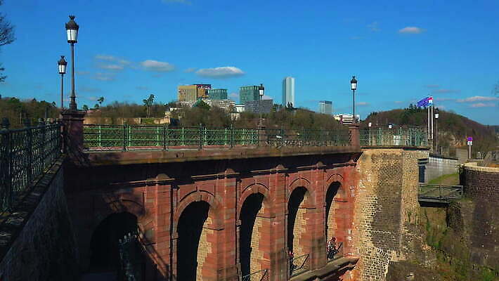 여행 가로등 건축양식 자동차 자연 하늘 사람없음 야외 건물 관광지 사무실 고층빌딩 고요 비교 역사 룩셈부르크 4K 락다운 MOV 해외동영상 클립영상 건축물 공공시설 건축 육상교통 컨셉 비즈니스 빌딩 생태계 동영상 서유럽 파일형식