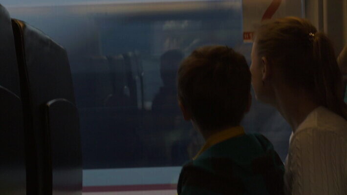 행복 산업 아들 어린이 여행 의자 창문 가족 엄마 말하기 사람없음 야외 금발 햇빛 기차 화물 관찰 승차 속도 시설 지역 방법 흥미 4K MOV 해외동영상 클립영상 헤어스타일 감정 육상교통 가구 컨셉 관계 모션 대중교통 사람 태양 운송업 동영상 파일형식