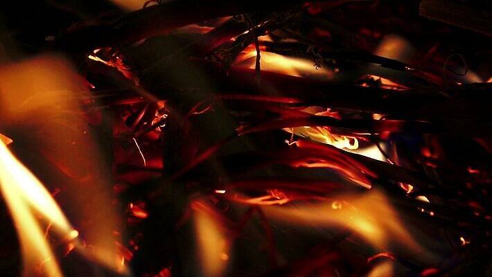 백그라운드 오렌지 모션 자연 벽지 불꽃 따뜻함 사람없음 빨간색 빛 노란색 검은색 힘 에너지 긴급 손전등 뜨거움 더위 야간 위험 모닥불 사건 묘사 벽난로 질감 매움 화재 연료 파열 연소 엘리먼트 점화 지옥 진짜 화상 4K HD MP4 해외동영상 클립영상 자연요소 컬러 컨셉 과일 불 날씨 조명 맛 상처 생태계 동영상 파일형식