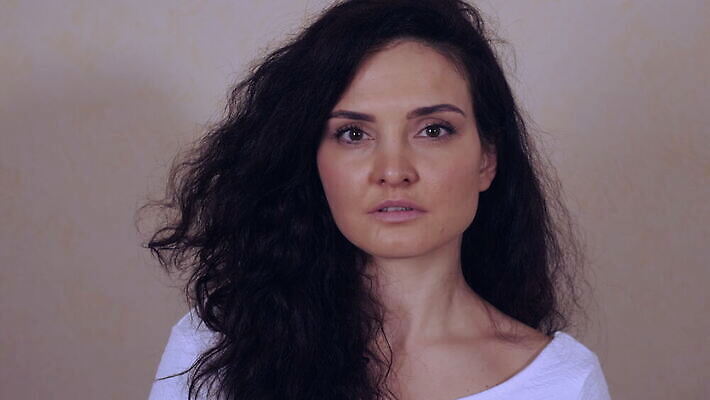 백인 모델 1 긴머리 응시 여자 행복 얼굴 비즈니스 갈색머리 실내 한명 미소 웃음 사람 성인 앞모습 뷰티 머리 화장품 기쁨 닫기 어깨 샴푸 내추럴 흉터 여자만 4K MOV 해외동영상 클립영상 서양인 헤어스타일 시선 감정 뷰포인트 모션 표정 내부 신체부위 위생용품 상처 동영상 파일형식