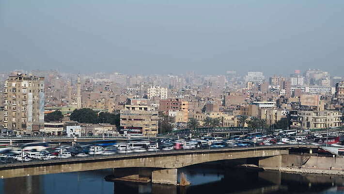 도로 여행 중동 건축양식 교통시설 모션 아프리카 자동차 하늘 안테나 파노라마 이집트 풍경 사람없음 건물 강 도시풍경 운전 흐름 도시 시간 보트 오염 도심 교차로 속도 타운 스카이라인 랜드마크 블러 카이로 4K 타임랩스 MOV 해외동영상 클립영상 건축물 건축 나라 길 육상교통 교통 컨셉 배_교통 통신 촬영기법 시설 동영상 파일형식