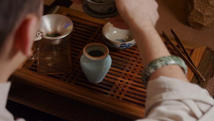 전통 문화 음료 선 탁자 휴식 따뜻함 건강 한명 사람 동양인 컵 초록색 뷰티 일본 중국 수확 뜨거움 도자기 사발 의식 붓기 맛 찻잔 녹차 서비스 향기 냄새 아로마 점토 동쪽 우롱차 전국 투입 핸드메이드 4K MOV 해외동영상 클립영상 1 식기 아시아 컬러 가구 컨셉 농업 모션 잔 인종 차_음료 사기그릇 방향 동영상 파일형식