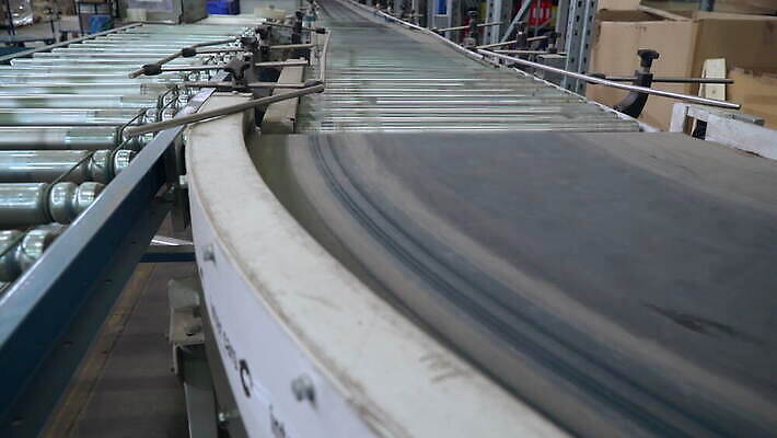 산업 선 비즈니스 공장 교통시설 모션 실내 종류 사람없음 건물 파란색 상자 기계 장비 화물 벨트 센터 제조 상품 창고 패키지 수납 물류 짐싸기 판지 방법 분류 분배 선로 자동화 줄서기 컨베어밸트 터미널 4K MOV 해외동영상 클립영상 건축물 잡화 컬러 교통 공업 내부 운송업 시설 동영상 파일형식