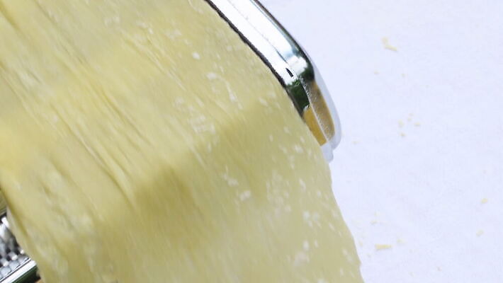 손 여자 줄 음식 빵 탁자 추상 주택 건조 파스타 건강 스파게티 관리 사람 사람없음 햇빛 노란색 기계 이탈리아 면 업무 수프 자르기 시리얼 국수 반죽 만들기 밀가루 라비올리 라자냐 마카로니 이스트 특별함 핸드메이드 토르텔리니 4K MOV 해외동영상 클립영상 유럽 컬러 가구 컨셉 무늬 모션 서양음식 건물 신체부위 태양 면류 작업 이탈리아음식 가루 동영상 파스타면 파일형식