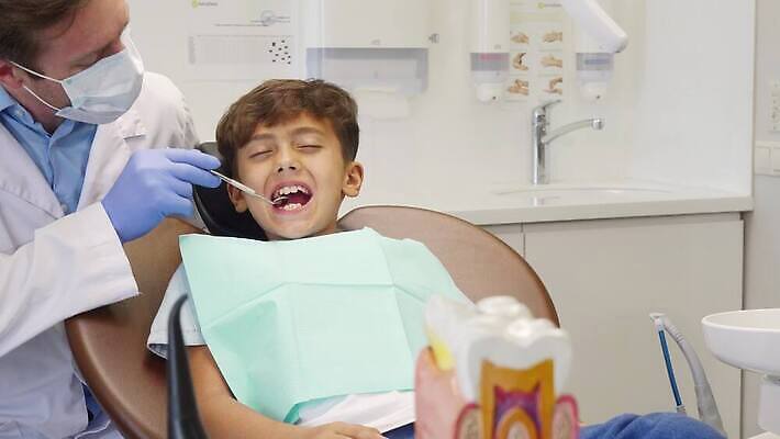 직업 어린이 의자 가족 건강 치과 병원 소년 두명 치료 약 건강관리 귀여움 장비 환자 의사 도구 입 구멍 치아 불안 부식 치과의사 공포 돌봄 위생관리 치통 4K 구강학 MOV 해외동영상 클립영상 남자 감정 가구 컨셉 의학 관계 모션 관리 사람 신체부위 의료진 소화기관 질병 동영상 파일형식