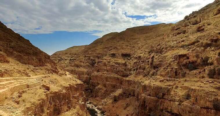 도로 모래 파도 산 세포 파노라마 경사 사람없음 야외 물 강 골짜기 계곡 거품 사막 흐름 개울 역사 동굴 언덕 층 통과 깊이 옛날 이스라엘 팔레스타인 현재 4K MP4 해외동영상 클립영상 자연요소 길 바다 컨셉 중동 교통시설 자연 촬영기법 동영상 서아시아 파일형식