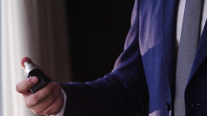 백인 손 남자 비즈니스 사람 성인 물 유행 화장품 기쁨 신선 비즈니스맨 고급 우아함 선택 고객 향수 향기 냄새 아로마 분무기 향 악취 데오드란트 돌봄 에어로졸 쾰른 세련 신청 MOV 해외동영상 클립영상 자연요소 서양인 감정 컨셉 모션 독일 신체부위 뷰티 직장인 동영상 파일형식