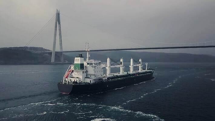 산업 바다 컬러 비즈니스 교통시설 모션 건조 이스탄불 항해 안테나 사람없음 물 파란색 강 글로벌 추위 화물 보트 야간 큼 화물선 무역 돛 함선 상업 네비게이션 수입 유조선 4K 트래킹숏 MP4 해외동영상 클립영상 자연요소 교통 배_교통 통신 촬영기법 운송업 크기 시설 동영상 파일형식 튀르키예