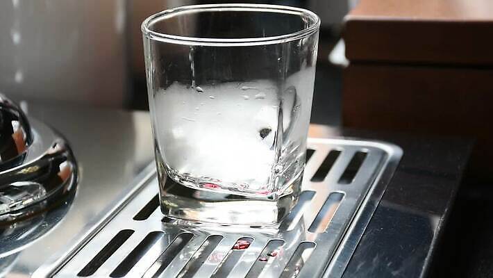 무기 음료 백그라운드 손가락 유리 딸기 건강 관리 사람 사람없음 빨간색 물 파티 식당 얼음 기계 주스 추위 알코올 신선 칵테일 바 오픈 고명 붓기 달콤 큼 시원함 계산대 가득함 클럽 상쾌 라임 언론 내추럴 냉각기 섞기 소다 유흥 MOV 해외동영상 클립영상 자연요소 손 감정 컬러 과일 모션 재질 주류 이벤트 상점 맛 크기 동영상 파일형식