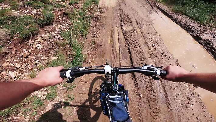 라이프스타일 도로 스포츠 여행 포즈 자국 모션 자연 산 사람 풍경 사람없음 야외 여름 운동 자전거 점프 승차 소프트포커스 숲 속도 순환 먼지 격려 사이클링 라이더 레이서 바이크레이서 바이킹 산악자전거 선로 1인칭시점 4K MP4 해외동영상 클립영상 레이스천 시선 계절 감정 길 교통시설 촬영기법 건강 생활 바이크 직물 육상스포츠 생태계 동영상 파일형식