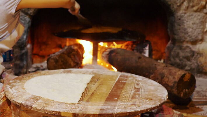 전통 손 음식 빵 컨셉 불 불꽃 벽돌 주택 요리 사람없음 목재 케이크 주방 식당 식사 빵집 바위 오픈 뜨거움 오븐 장작 난로 굽기 노 벽난로 반죽 밀가루 주걱 세대 내추럴 연소 광 옛날 용광로 전국 피타 화상 MOV 튀르키예 해외동영상 클립영상 자연요소 나무 아시아 재료 주방용품 디저트 건물 신체부위 상점 가전제품 돌_바위 상처 난방기 가루 구이 동영상 선박 파일형식