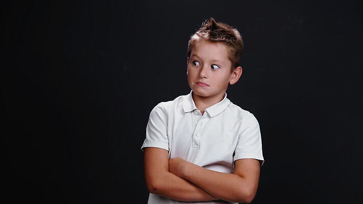 백인 모델 여자 남자 행복 안경 얼굴 어린이 포즈 백그라운드 장난 손가락 학교 가족 베개 성공 미래 새로움 실내 관리 한명 서기 미소 웃음 사람 소년 청년 10대 청춘 운동 점프 헤드폰 놀람 우정 유치원 기쁨 회색 에너지 자유 흰색 표현 아기 우승 그룹 호기심 하이테크 전자 긍정 충격 개발 고립 사춘기 4K MOV 해외동영상 클립영상 서양인 1 손 잡화 교육 감정 컬러 음향기기 컨셉 관계 침구 모션 청소년 기술 표정 건강 성인 내부 신체부위 친구 최고 동영상 파일형식