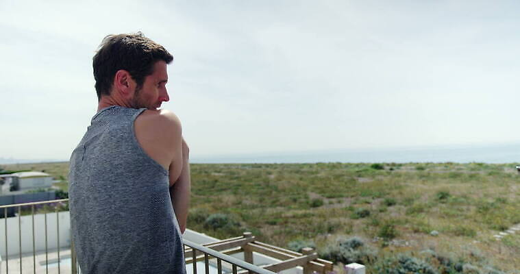 바다 아침 영국 한명 미소 야외 두명 옆모습 운동 스트레칭 발코니 탱크톱 명상 서식스 4K MOV 해외동영상 슬로모션 클립영상 주간 1 유럽 뷰포인트 상의 촬영기법 표정 건강 사람 동영상 파일형식