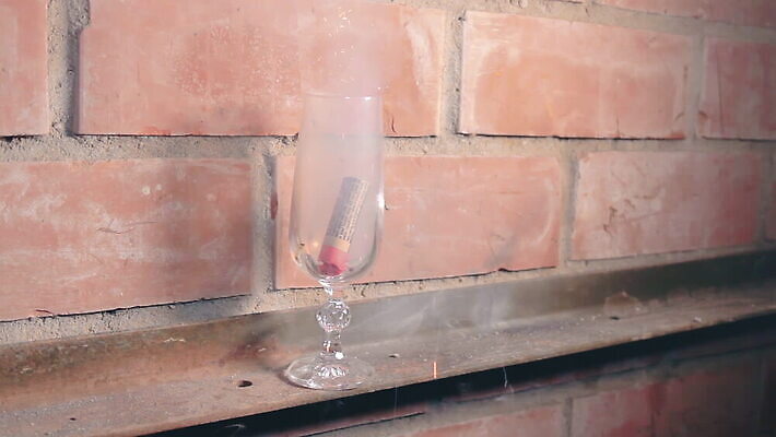 크리스마스 와인잔 오렌지 유리 불 불꽃 벽돌 새해 폭죽 불꽃놀이 사람없음 빛 크래커 힘 소리 뜨거움 균열 연기 폭발 12월 폭발물 폭탄 가루 시끄러움 파열 다이너마이트 심지 점화 MOV 해외동영상 클립영상 자연요소 기념일 무기 술잔 과일 모션 재질 놀이 쿠키 날짜 동영상 파일형식